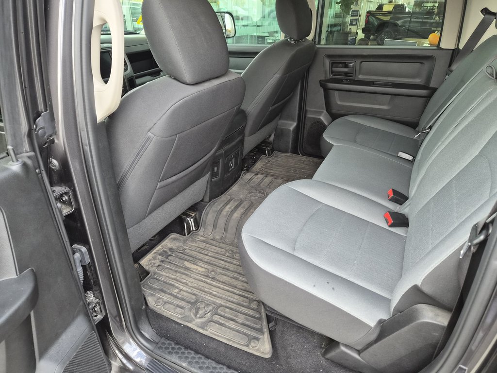 2022 Ram 1500 Classic Express in Charlemagne, Quebec - 7 - w1024h768px