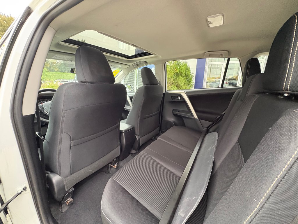 2015 Toyota RAV4 XLE,AWD,CAMÉRA DE RECUL,BANC CHAUFFANT in Saint-Jérôme, Quebec - 9 - w1024h768px