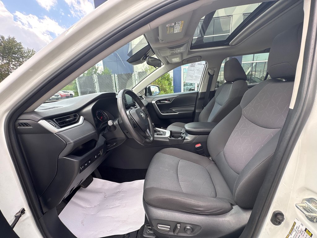 2019 Toyota RAV4 XLE,AWD,CAMÉRA DE RECUL,BANC CHAUFFANT in Saint-Jérôme, Quebec - 5 - w1024h768px
