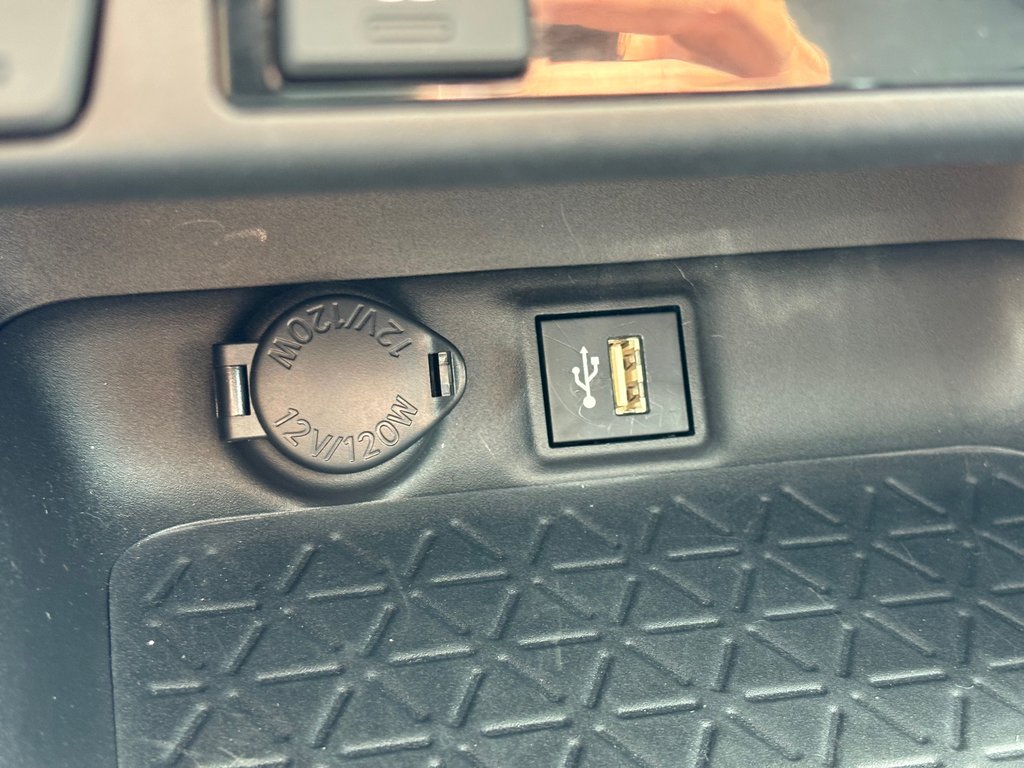 2024 Toyota RAV4 HYBRID XLE PREMIUM, BANC CHAUFFANT,CAMÉRA DE RECUL in Charlemagne, Quebec - 17 - w1024h768px