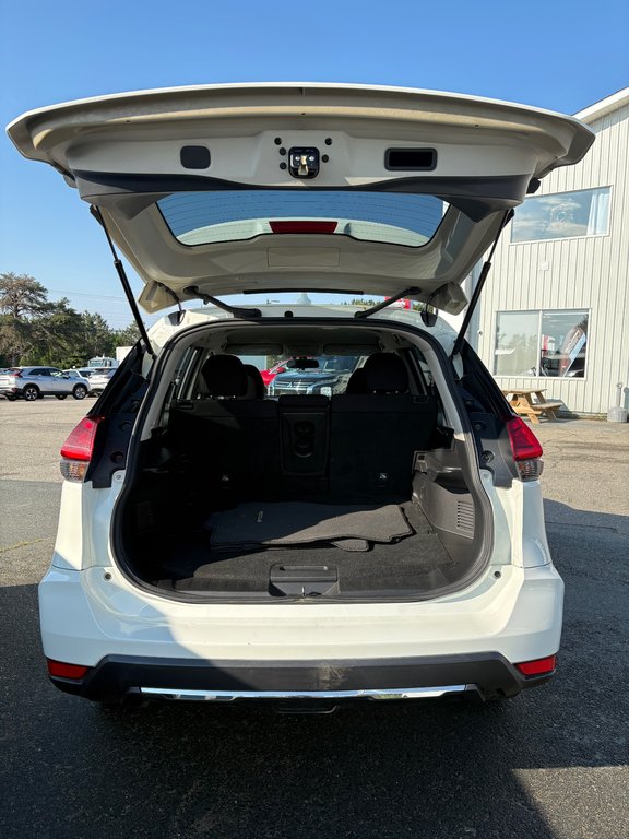 2017 Nissan Rogue S in Miramichi, New Brunswick - 6 - w1024h768px