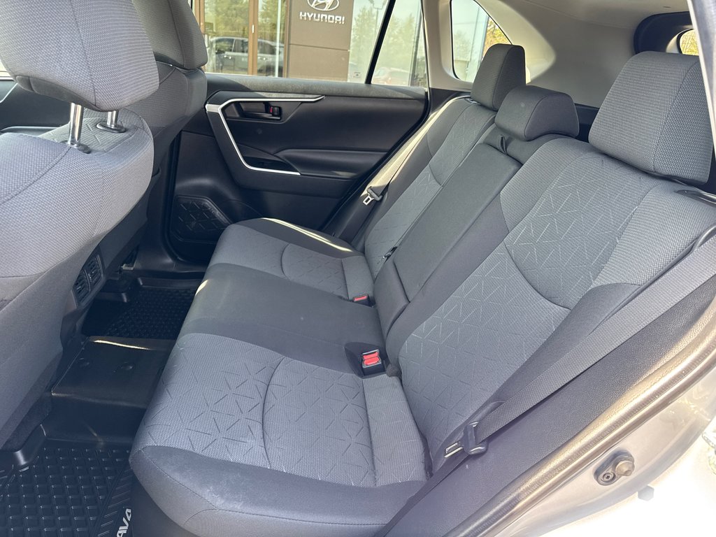 Toyota RAV4 Hybrid LE 2020 à Miramichi, Nouveau-Brunswick - 11 - w1024h768px