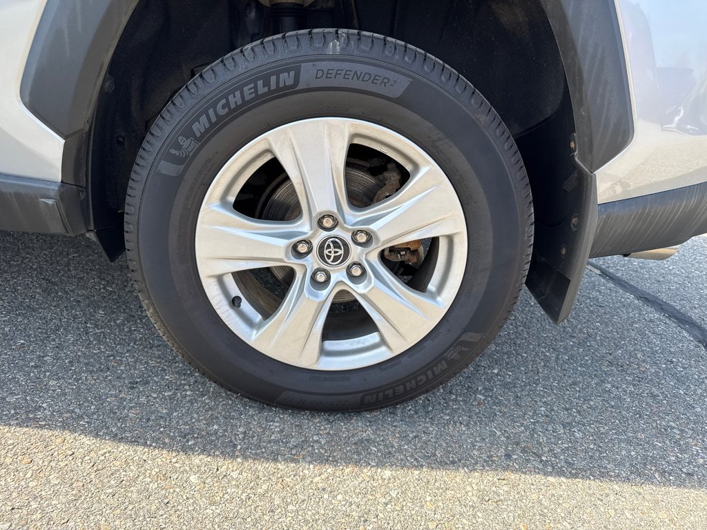 Toyota RAV4 Hybrid LE 2020 à Miramichi, Nouveau-Brunswick - 15 - w1024h768px