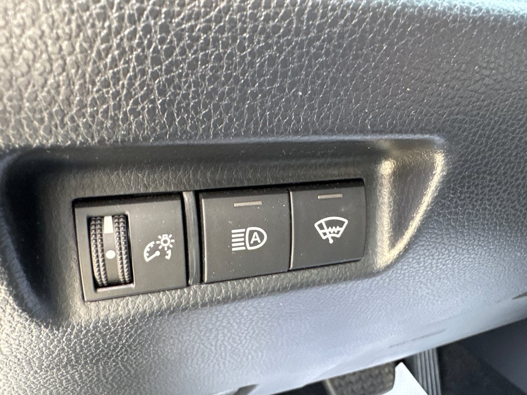 Toyota RAV4 Hybrid LE 2020 à Miramichi, Nouveau-Brunswick - 9 - w1024h768px