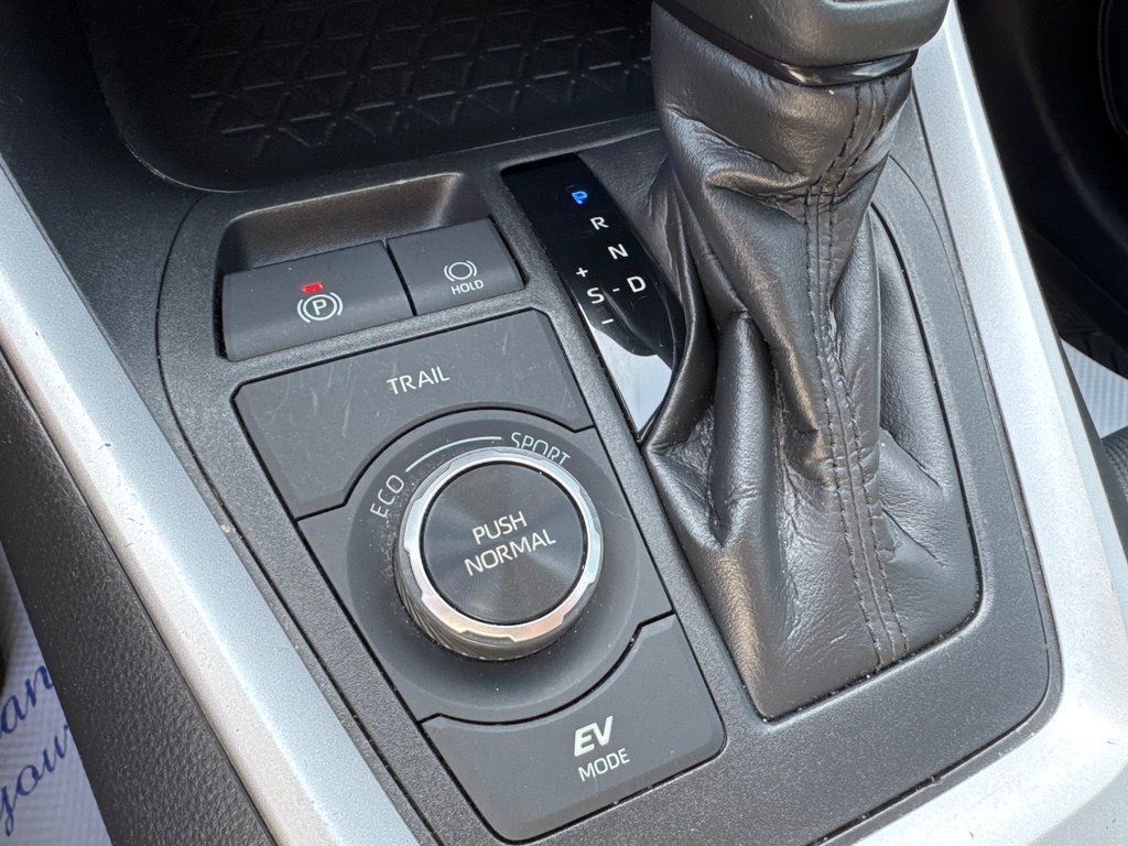 Toyota RAV4 Hybrid LE 2020 à Miramichi, Nouveau-Brunswick - 8 - w1024h768px