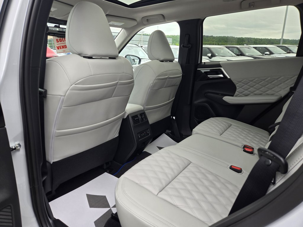 Mitsubishi OUTLANDER PHEV SEL S-AWC 2025 à Rivière-du-Loup, Québec - 8 - w1024h768px