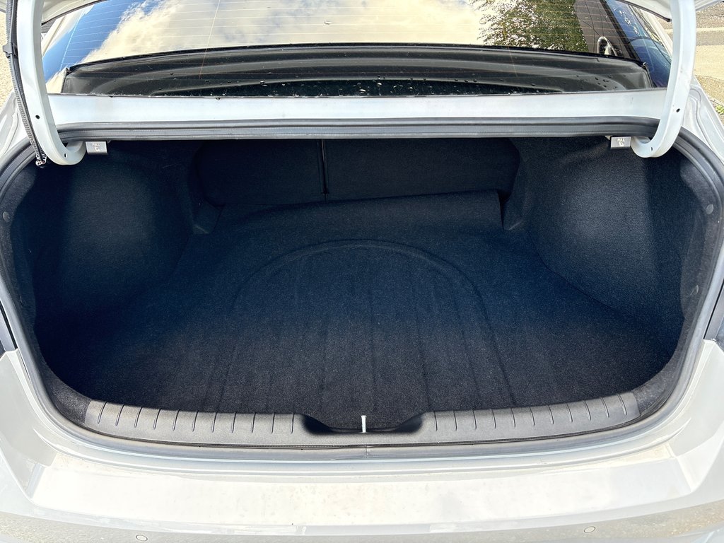 2023 Hyundai Elantra Hybrid Luxury in Sydney, Nova Scotia - 9 - w1024h768px
