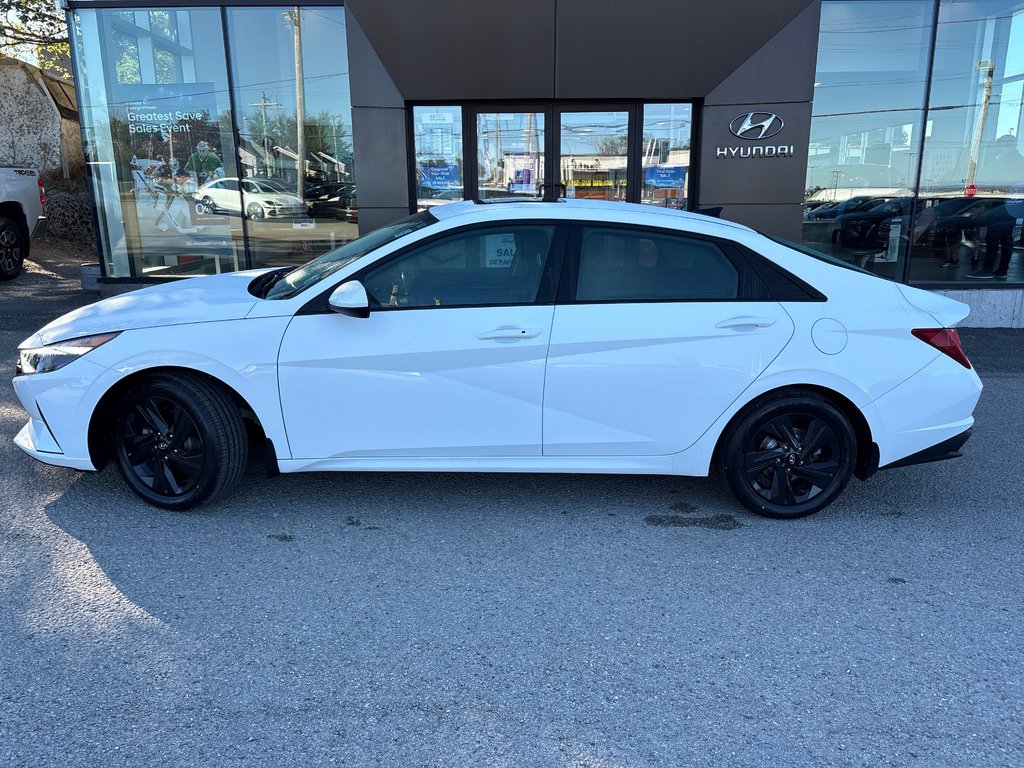 2022 Hyundai Elantra Preferred in Sydney, Nova Scotia - 2 - w1024h768px