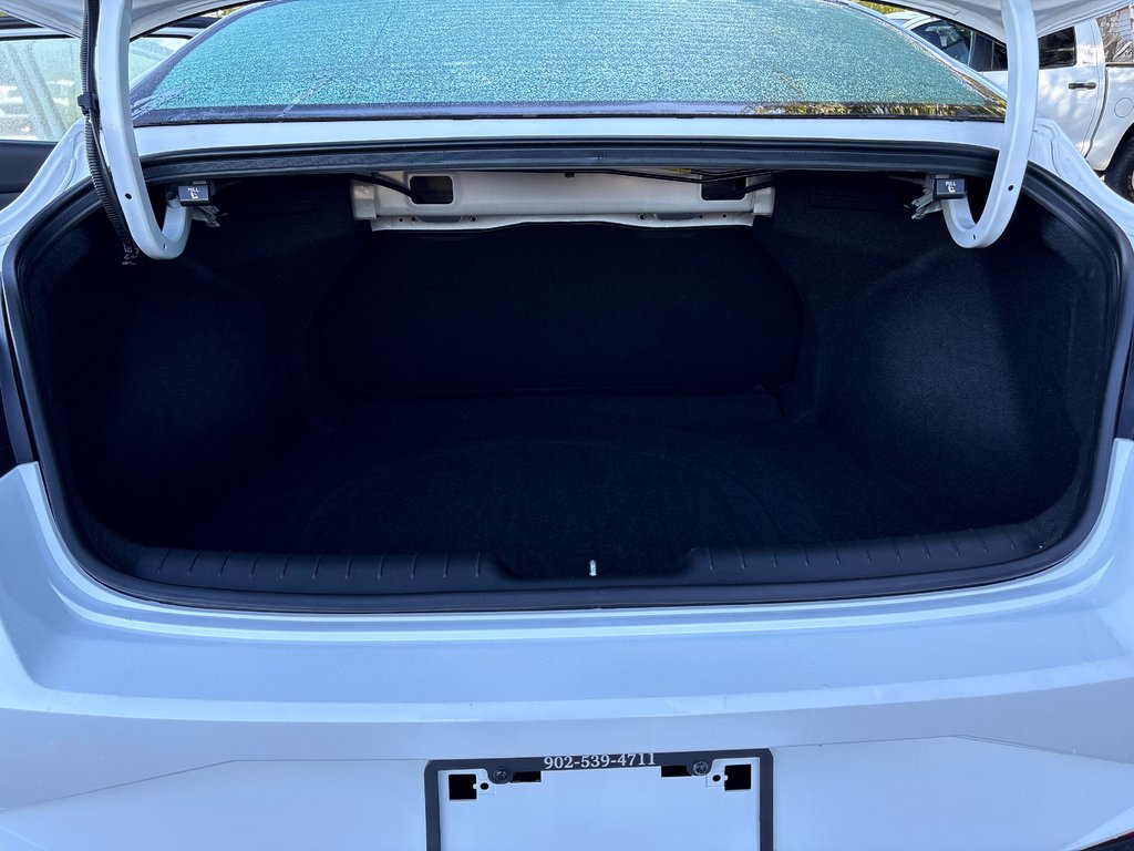2022 Hyundai Elantra Preferred in Sydney, Nova Scotia - 9 - w1024h768px