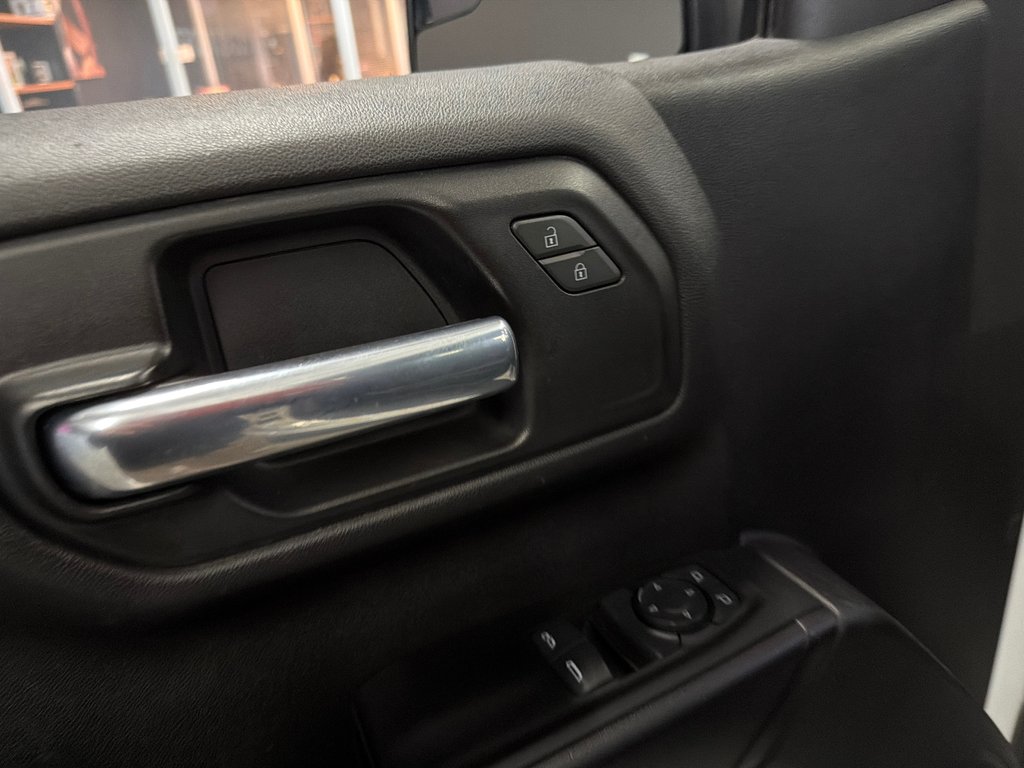 2023 Chevrolet Silverado 1500 Work Truck in Saint-Jean-Sur-Richelieu, Quebec - 13 - w1024h768px