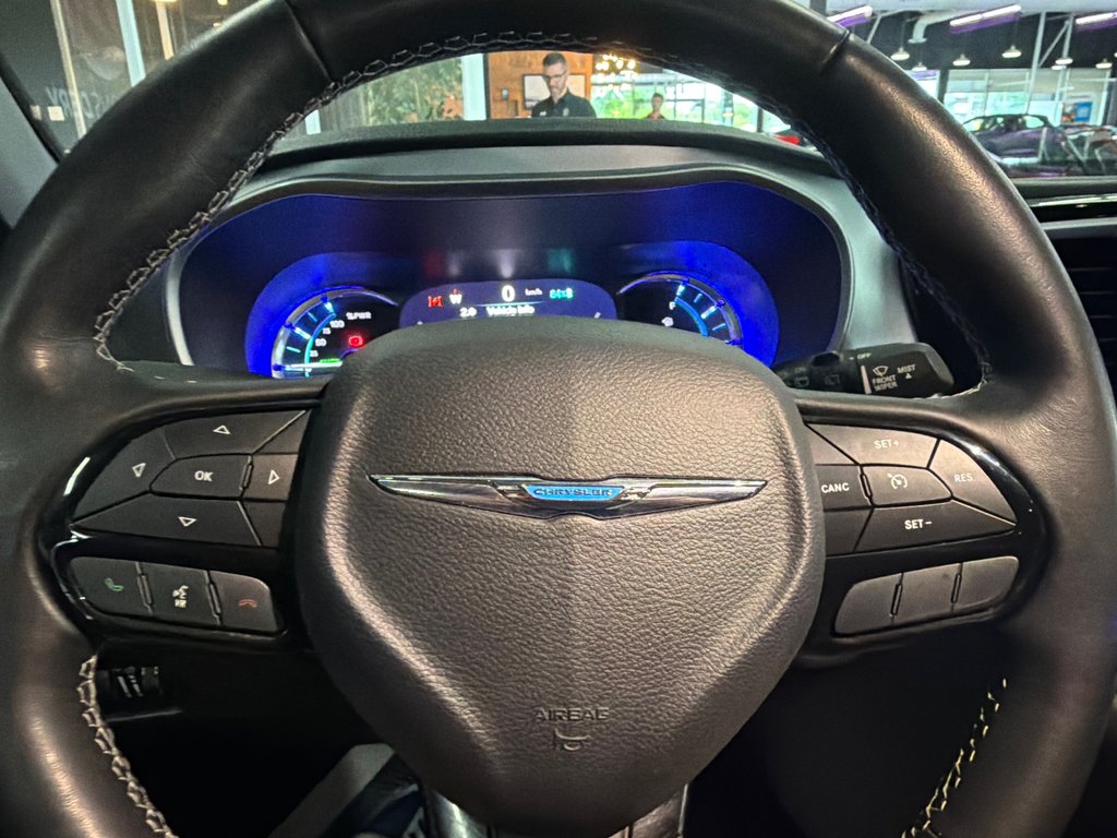 2021 Chrysler Pacifica Hybrid Touring L Plus in Saint-Jean-Sur-Richelieu, Quebec - 16 - w1024h768px