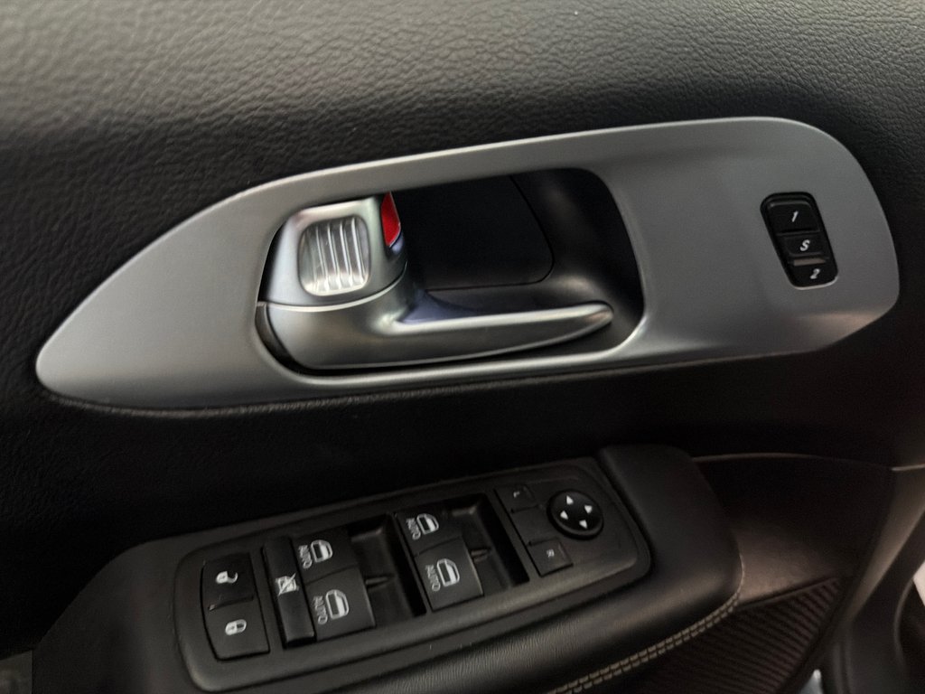 2021 Chrysler Pacifica Hybrid Touring L Plus in Saint-Jean-Sur-Richelieu, Quebec - 15 - w1024h768px