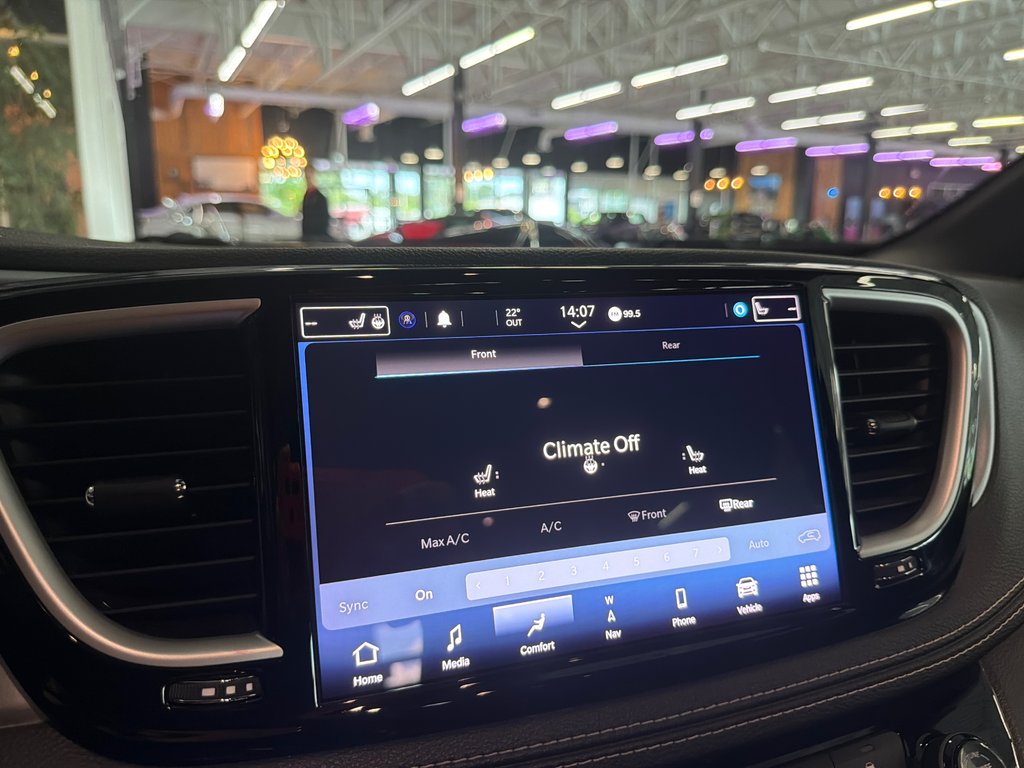 2021 Chrysler Pacifica Hybrid Touring L Plus in Saint-Jean-Sur-Richelieu, Quebec - 18 - w1024h768px