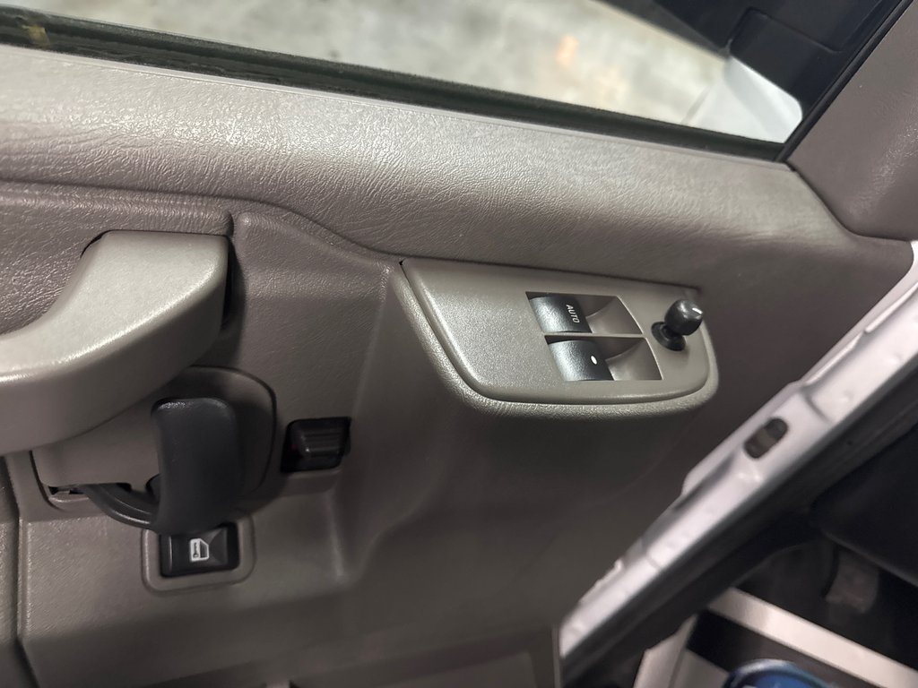 2023 GMC Savana Cargo Van 2500 in Saint-Jean-Sur-Richelieu, Quebec - 13 - w1024h768px