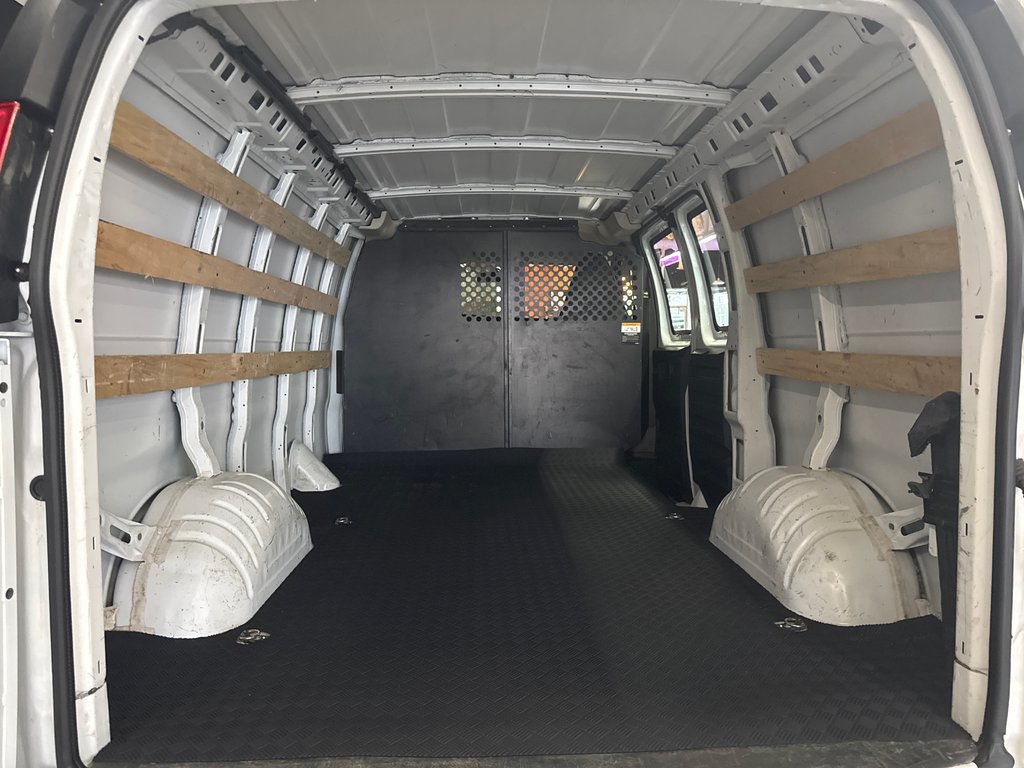 2023 GMC Savana Cargo Van 2500 in Saint-Jean-Sur-Richelieu, Quebec - 10 - w1024h768px