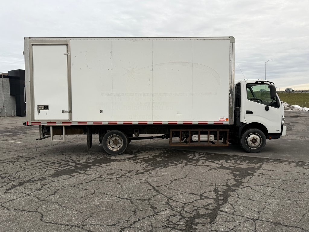 Hino 195 DRY BOX 2018 à Saint-Jean-Sur-Richelieu, Québec - 6 - w1024h768px