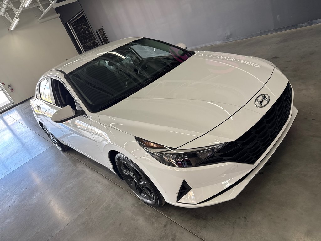 2023 Hyundai Elantra Preferred in Saint-Jean-Sur-Richelieu, Quebec - 2 - w1024h768px