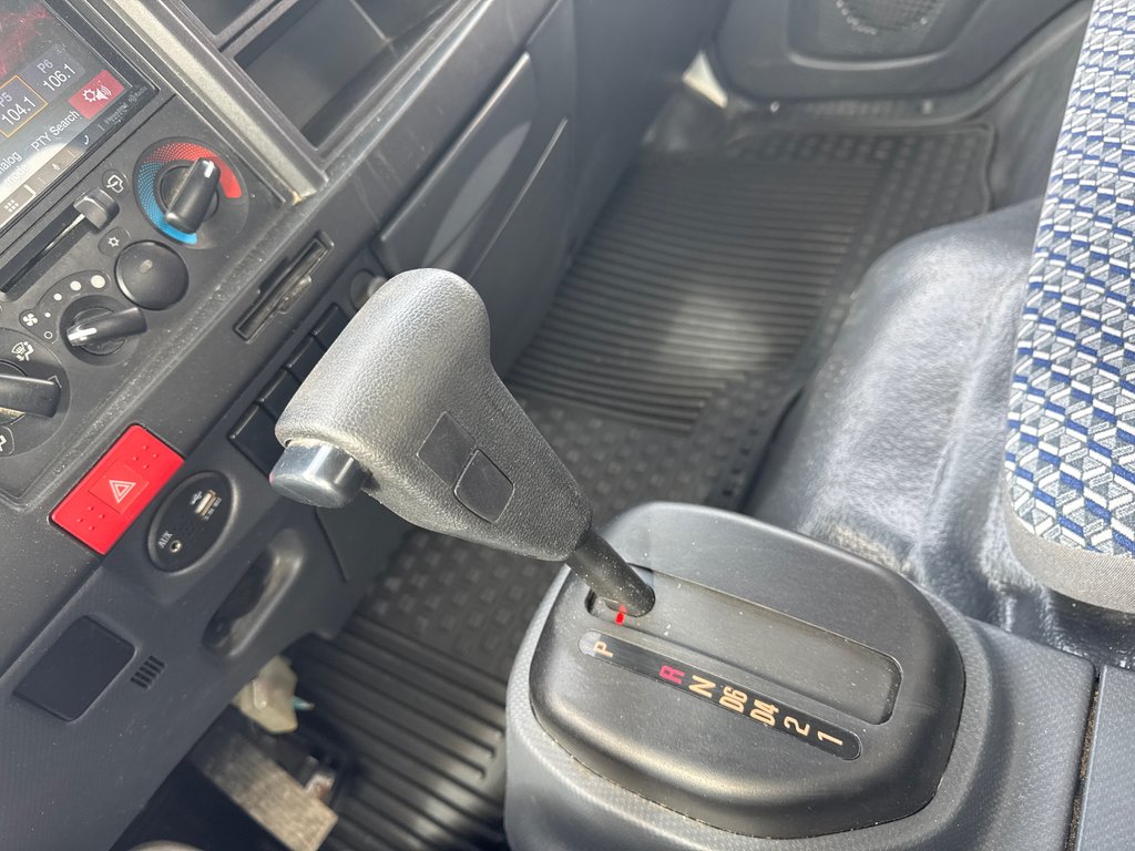 2024 Isuzu NPR HD V8 in Saint-Jean-Sur-Richelieu, Quebec - 17 - w1024h768px