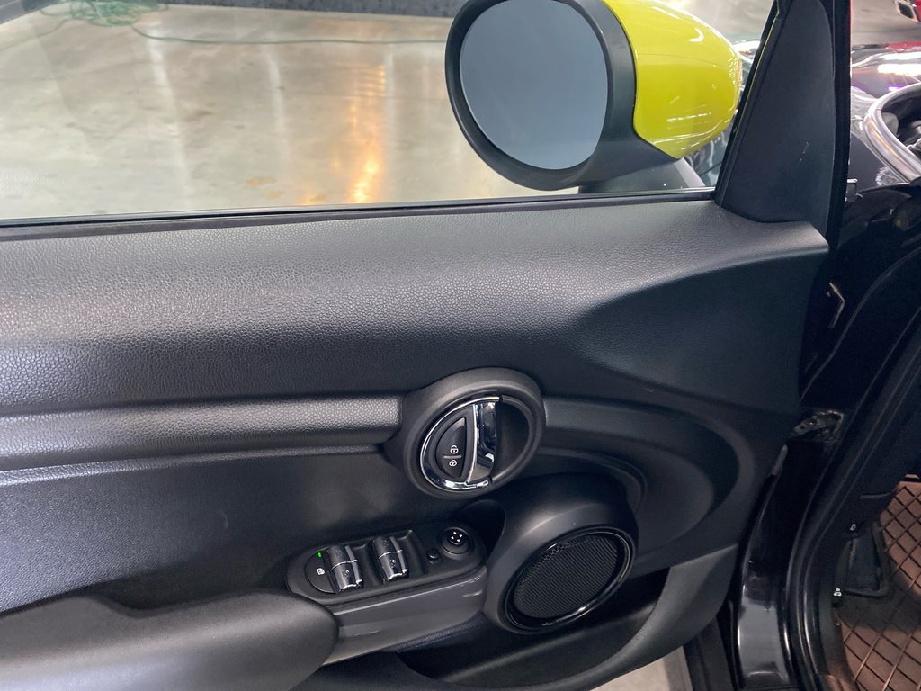 2022 MINI 5 Door Cooper in Saint-Jean-Sur-Richelieu, Quebec - 12 - w1024h768px