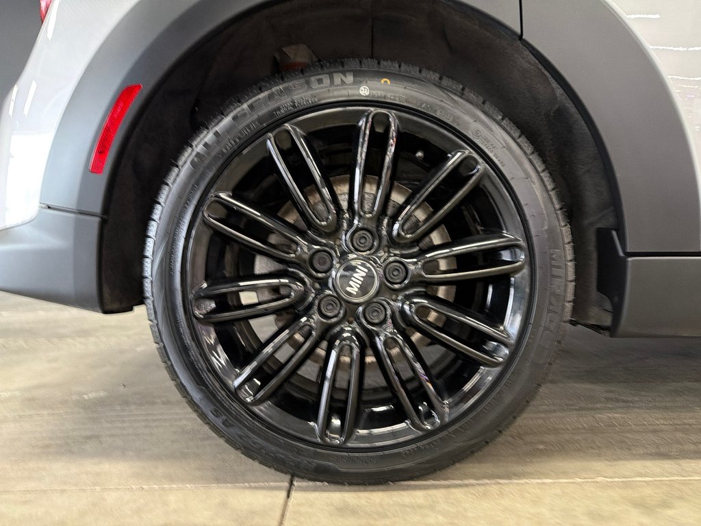 2024 MINI 5 Door Cooper in Saint-Jean-Sur-Richelieu, Quebec - 11 - w1024h768px