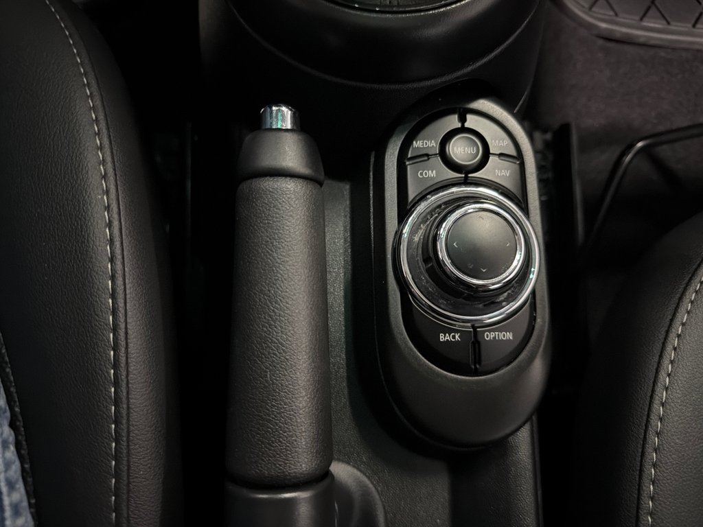 2024 MINI 5 Door Cooper in Saint-Jean-Sur-Richelieu, Quebec - 24 - w1024h768px