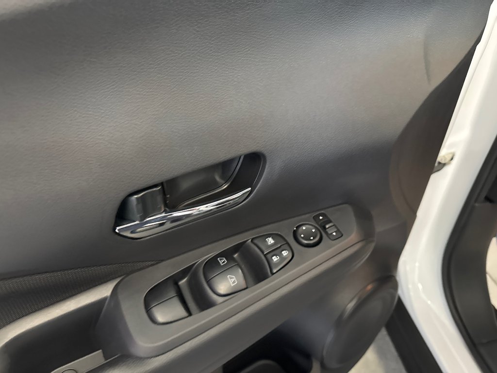 2025 Nissan Kicks Play SV in Saint-Jean-Sur-Richelieu, Quebec - 12 - w1024h768px