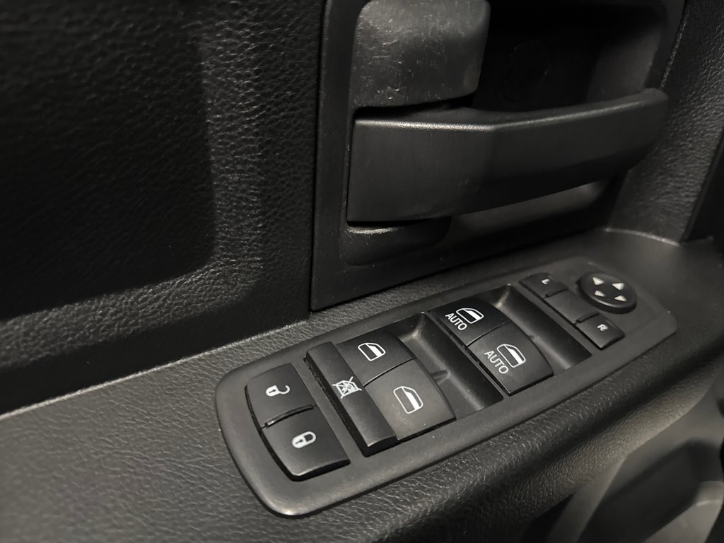 2018 Ram 1500 Express in Saint-Jean-Sur-Richelieu, Quebec - 14 - w1024h768px