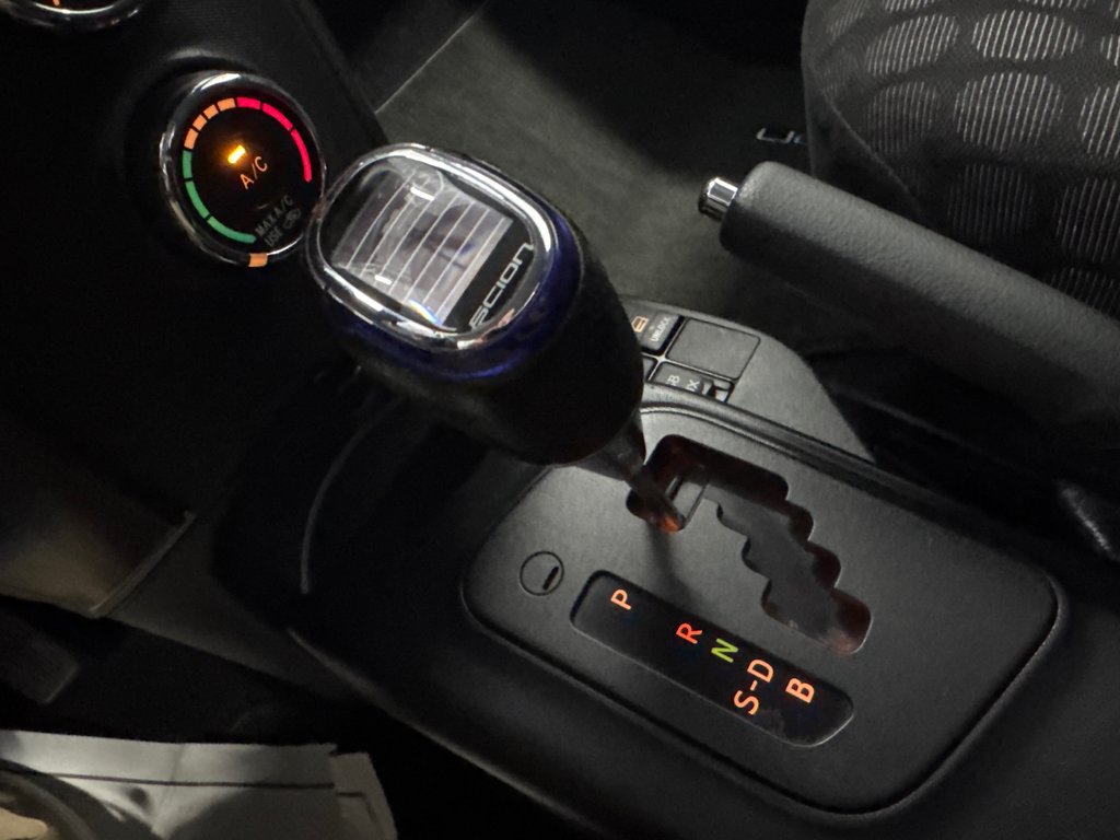 2014 Scion iQ 10 serie in Saint-Jean-Sur-Richelieu, Quebec - 17 - w1024h768px