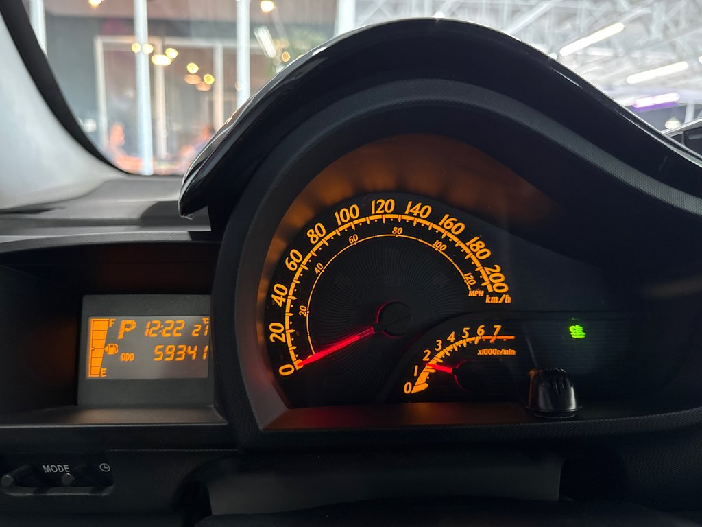 2014 Scion iQ 10 serie in Saint-Jean-Sur-Richelieu, Quebec - 14 - w1024h768px