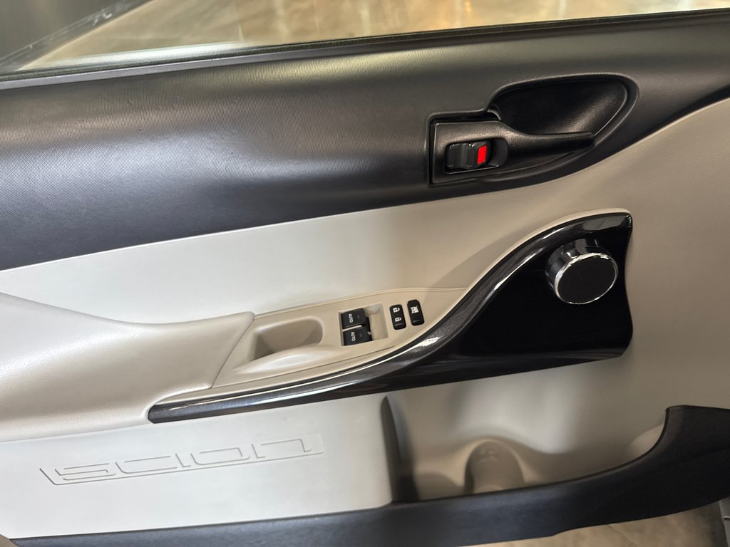 2014 Scion iQ 10 serie in Saint-Jean-Sur-Richelieu, Quebec - 11 - w1024h768px