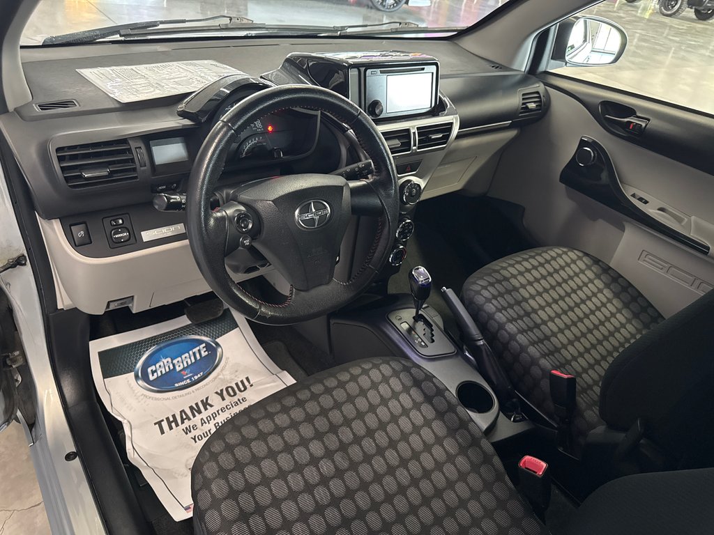 2014 Scion iQ 10 serie in Saint-Jean-Sur-Richelieu, Quebec - 10 - w1024h768px