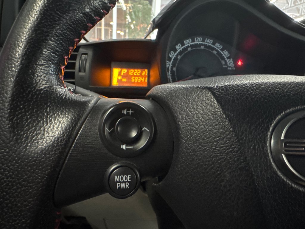 2014 Scion iQ 10 serie in Saint-Jean-Sur-Richelieu, Quebec - 13 - w1024h768px