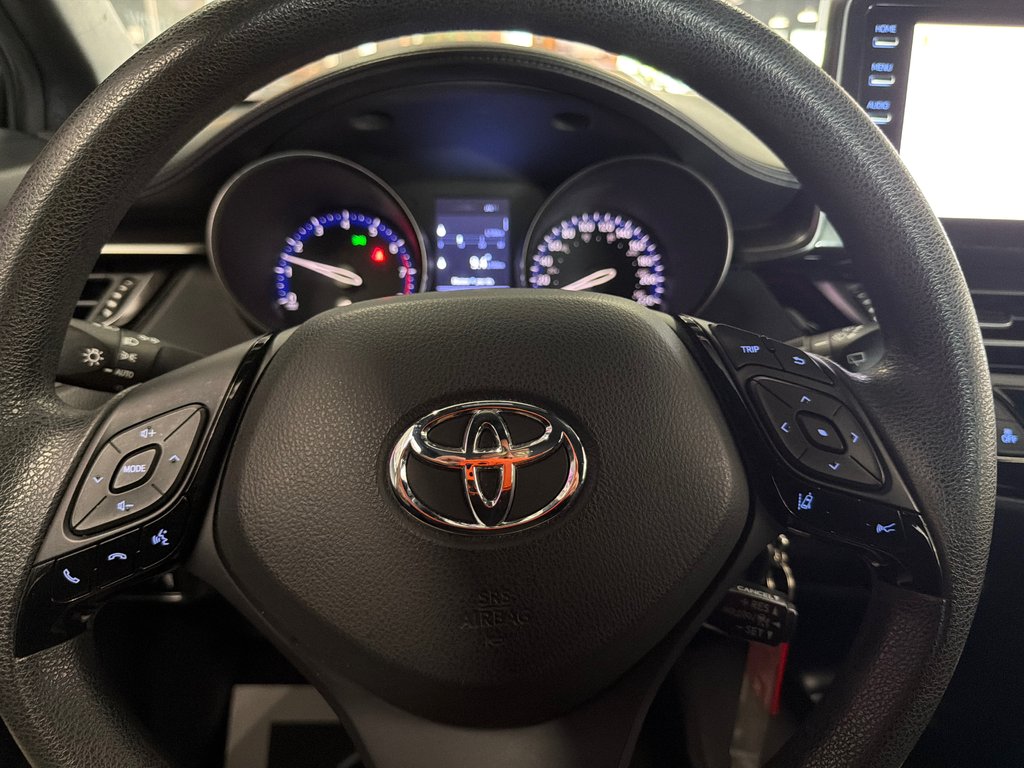 2019 Toyota C-HR LE in Saint-Jean-Sur-Richelieu, Quebec - 13 - w1024h768px