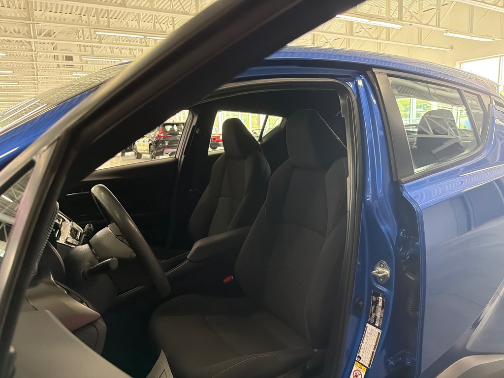 2019 Toyota C-HR LE in Saint-Jean-Sur-Richelieu, Quebec - 8 - w1024h768px