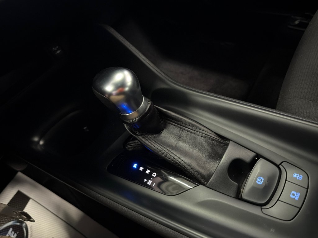 2019 Toyota C-HR LE in Saint-Jean-Sur-Richelieu, Quebec - 17 - w1024h768px