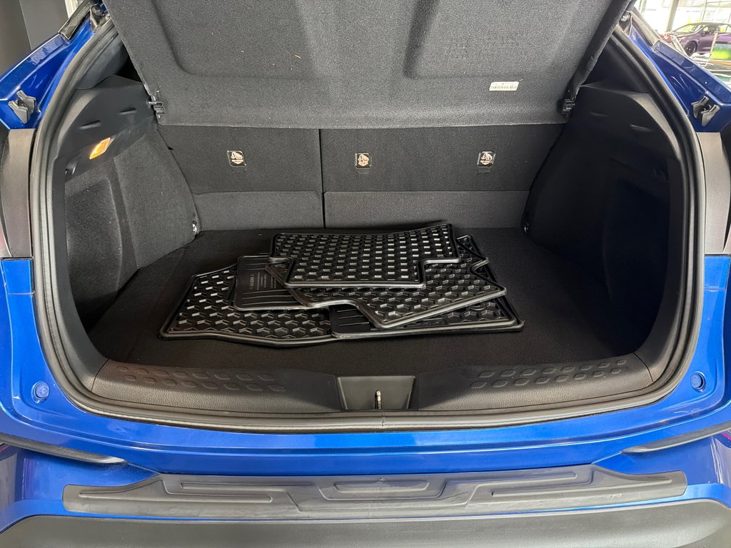 2019 Toyota C-HR LE in Saint-Jean-Sur-Richelieu, Quebec - 7 - w1024h768px