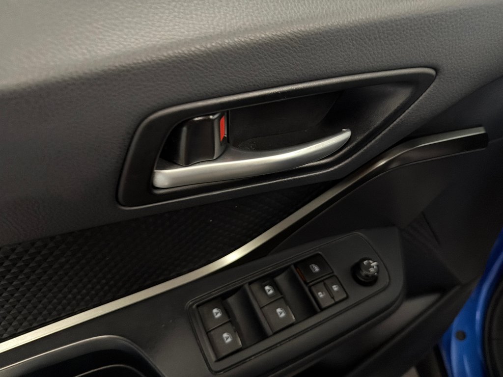 2019 Toyota C-HR LE in Saint-Jean-Sur-Richelieu, Quebec - 11 - w1024h768px