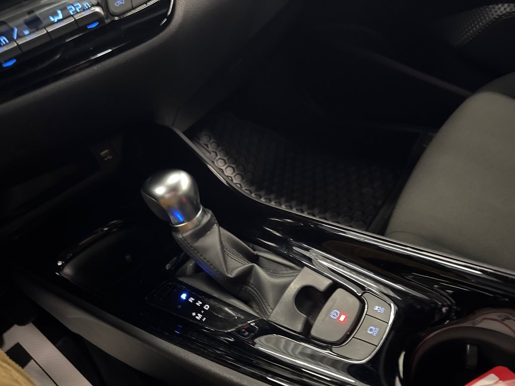 2021 Toyota C-HR XLE PREMIUM in Saint-Jean-Sur-Richelieu, Quebec - 19 - w1024h768px