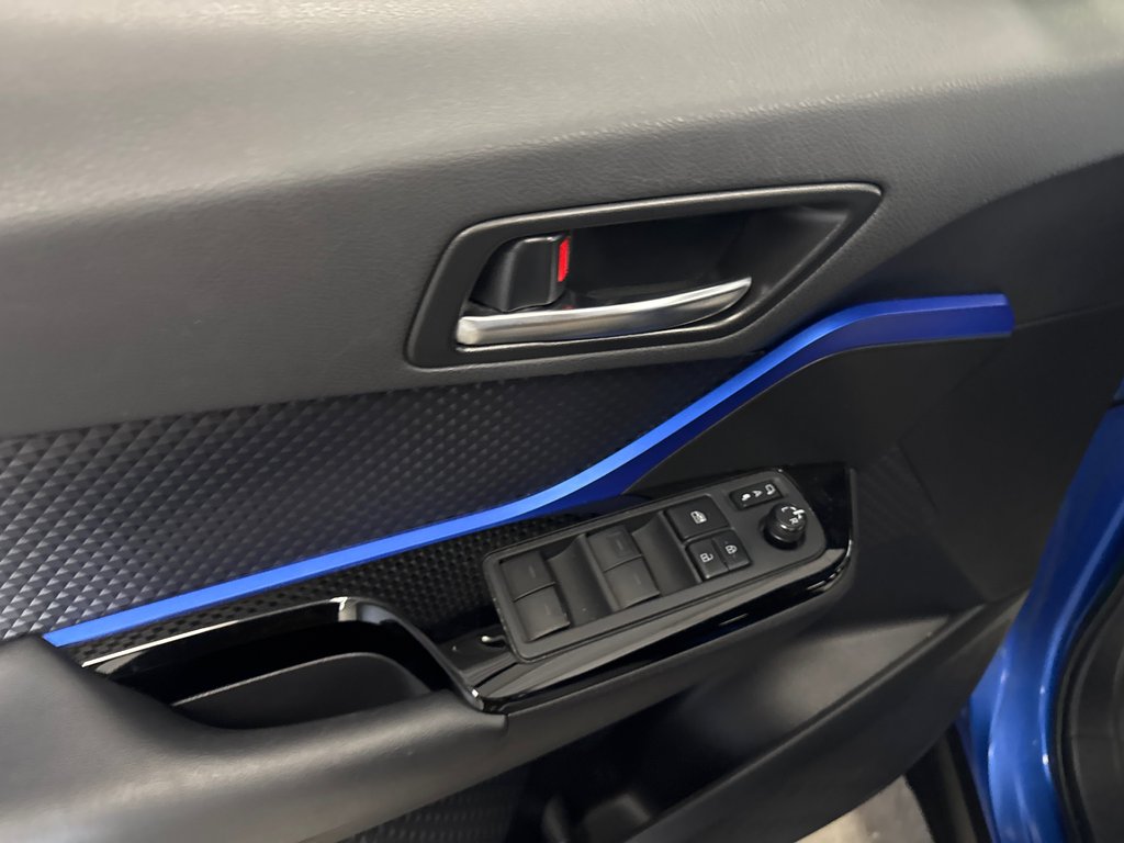 2021 Toyota C-HR XLE PREMIUM in Saint-Jean-Sur-Richelieu, Quebec - 12 - w1024h768px