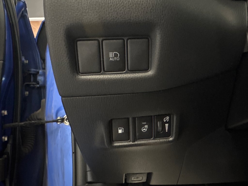 2021 Toyota C-HR XLE PREMIUM in Saint-Jean-Sur-Richelieu, Quebec - 13 - w1024h768px