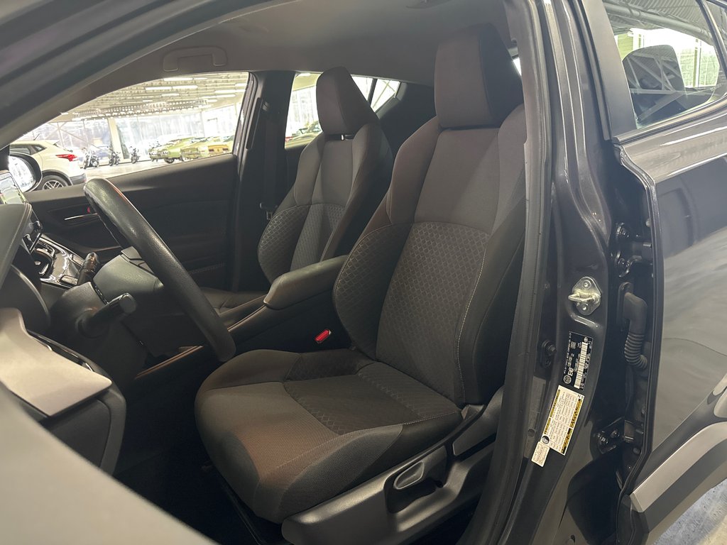 2021 Toyota C-HR LE in Saint-Jean-Sur-Richelieu, Quebec - 9 - w1024h768px