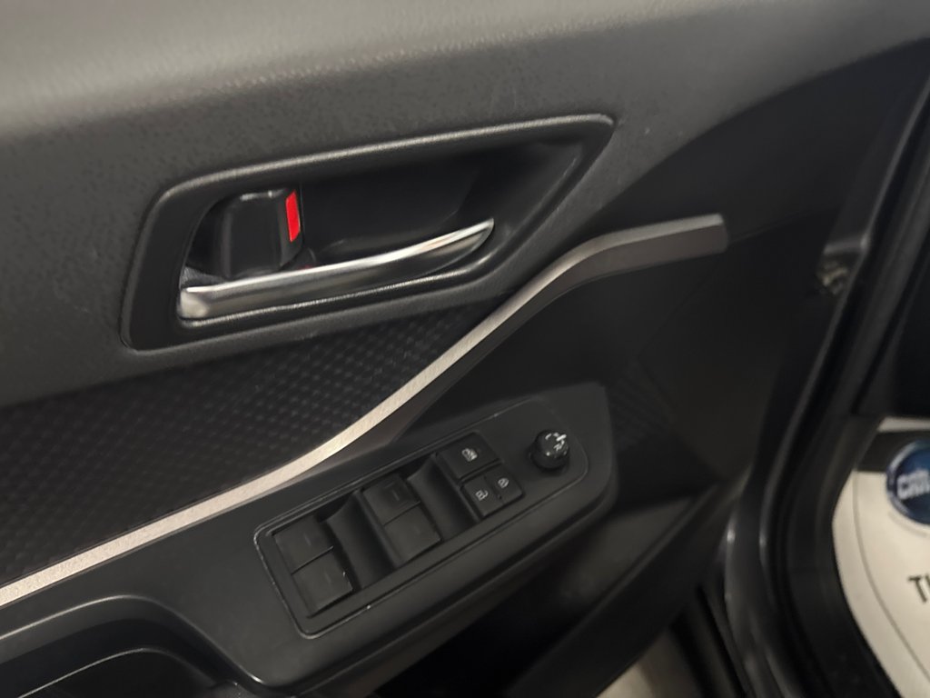 2021 Toyota C-HR LE in Saint-Jean-Sur-Richelieu, Quebec - 12 - w1024h768px