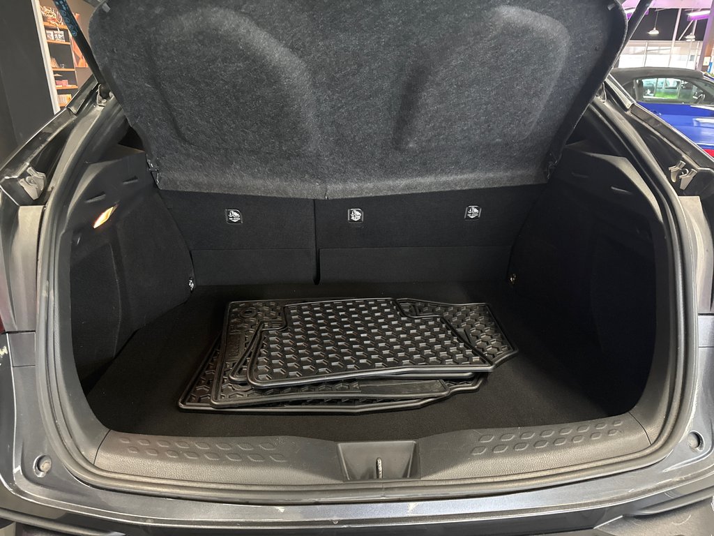 2021 Toyota C-HR LE in Saint-Jean-Sur-Richelieu, Quebec - 7 - w1024h768px