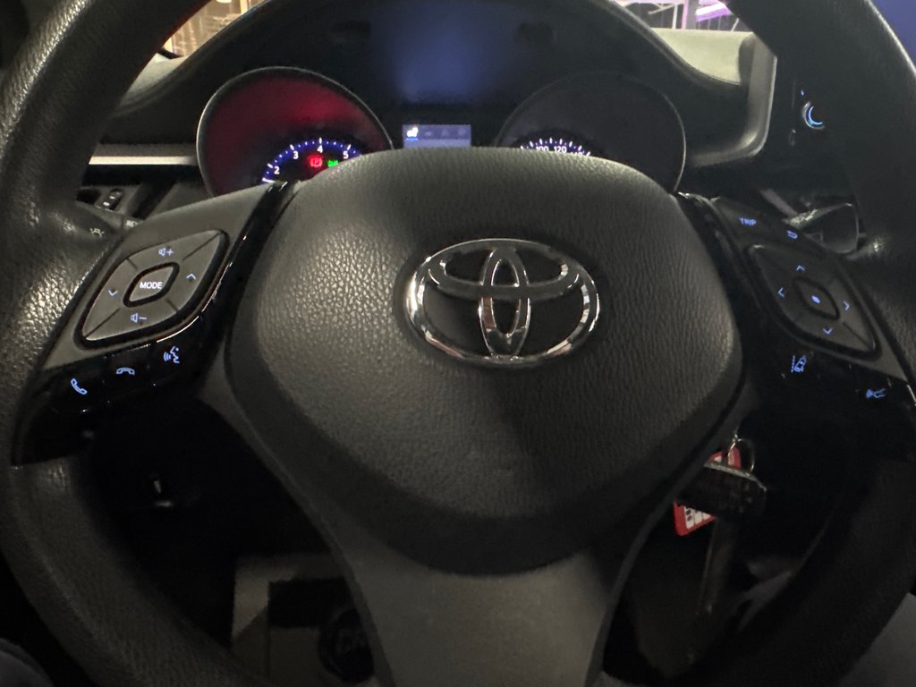 2021 Toyota C-HR LE in Saint-Jean-Sur-Richelieu, Quebec - 13 - w1024h768px