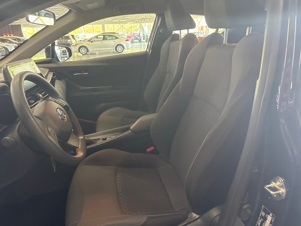 2022 Toyota C-HR LE in Saint-Jean-Sur-Richelieu, Quebec - 9 - w1024h768px