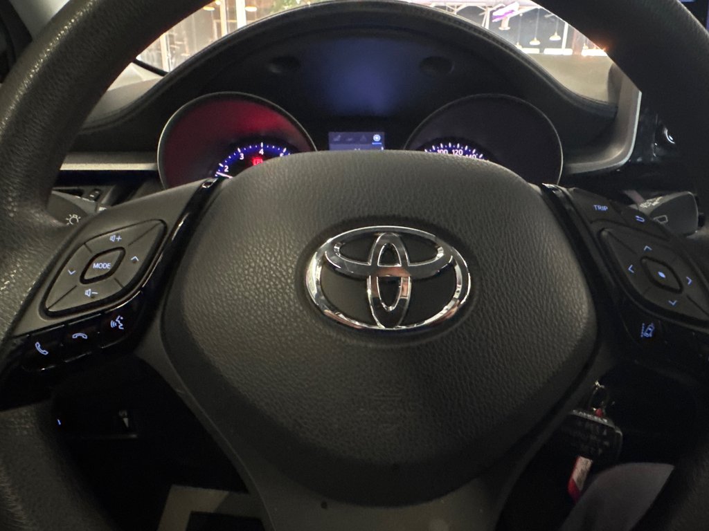 2022 Toyota C-HR LE in Saint-Jean-Sur-Richelieu, Quebec - 13 - w1024h768px