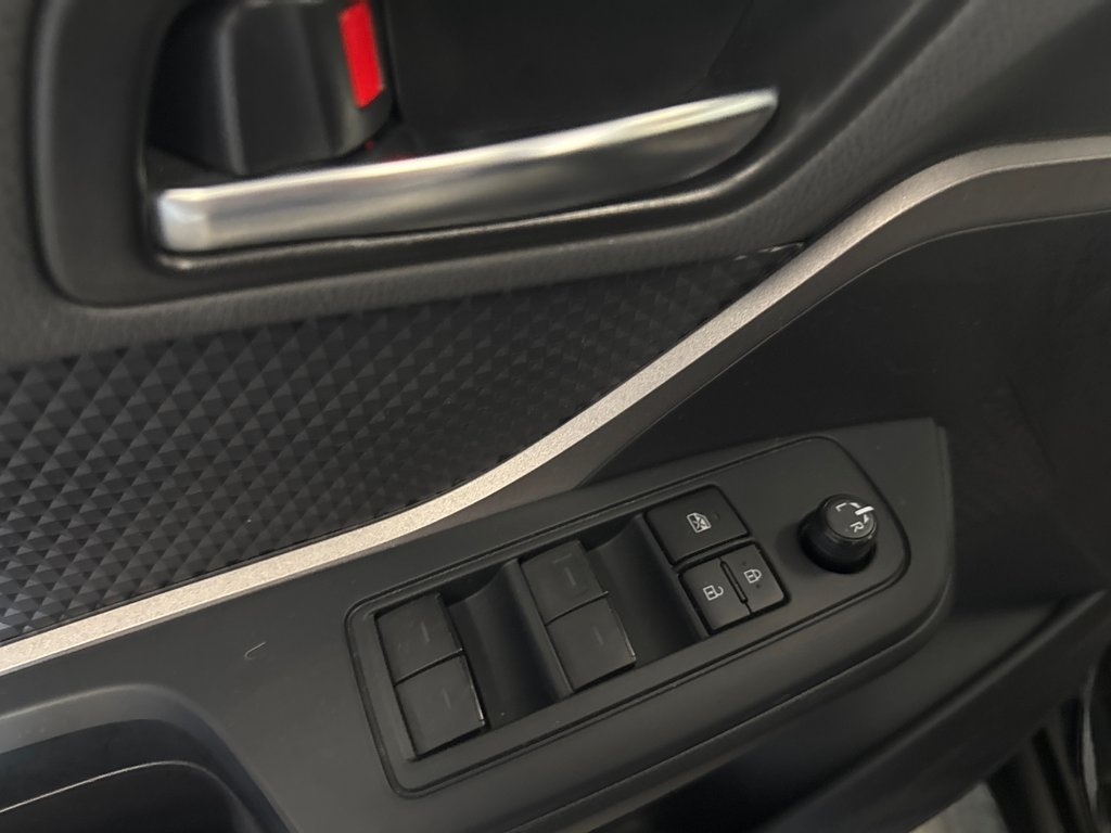 2022 Toyota C-HR LE in Saint-Jean-Sur-Richelieu, Quebec - 12 - w1024h768px