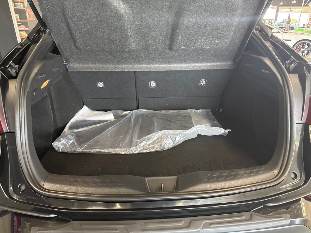 2022 Toyota C-HR LE in Saint-Jean-Sur-Richelieu, Quebec - 7 - w1024h768px