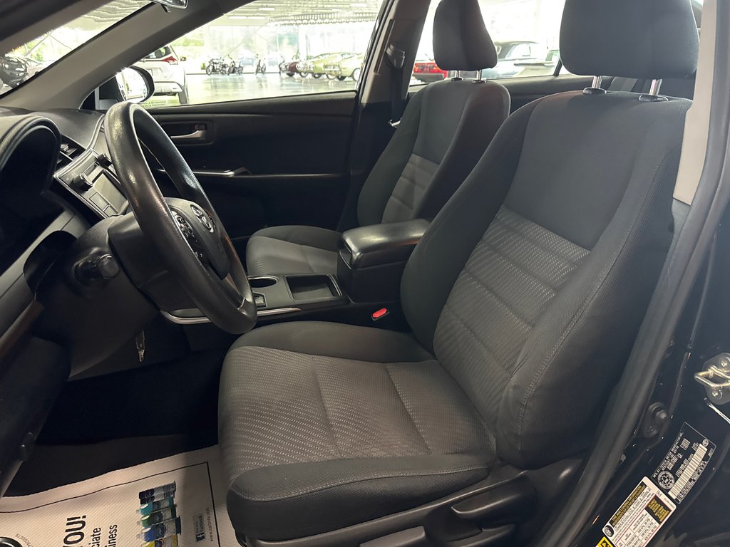 Toyota Camry LE 2016 à Saint-Jean-Sur-Richelieu, Québec - 6 - w1024h768px