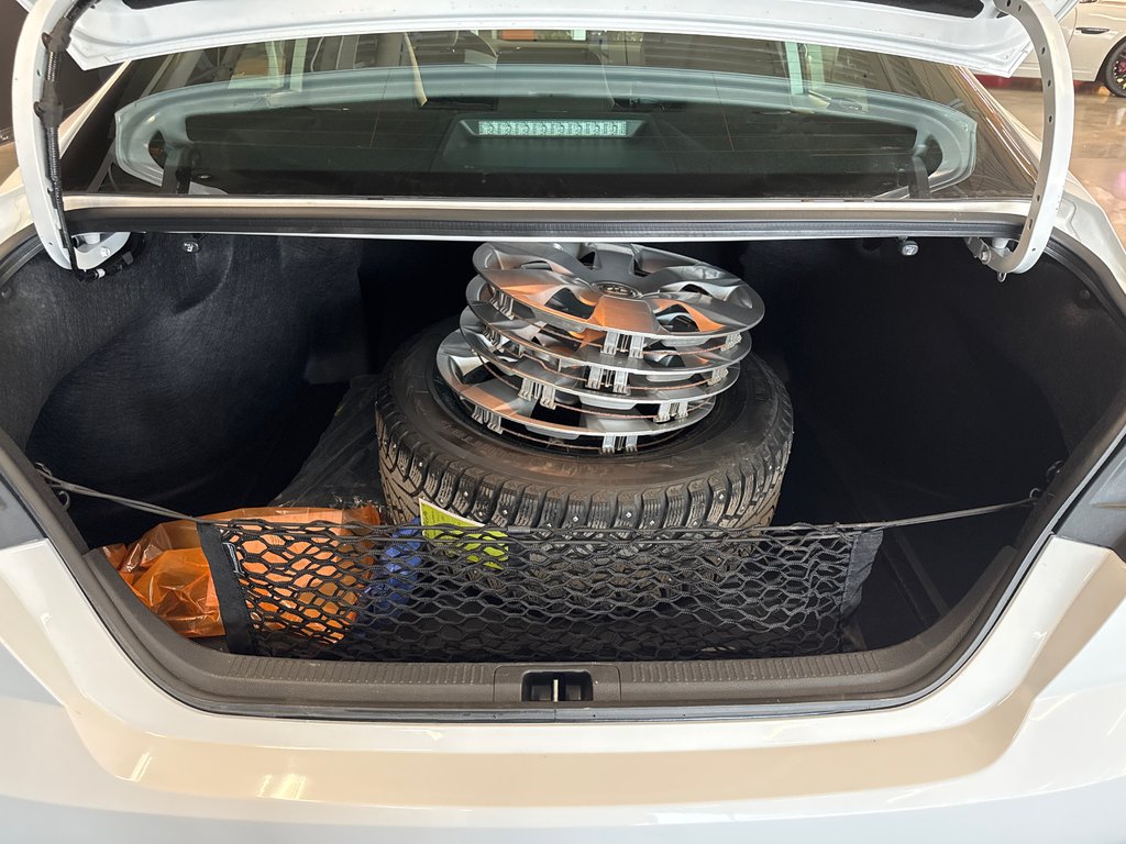 2025 Toyota Camry SE in Saint-Jean-Sur-Richelieu, Quebec - 8 - w1024h768px